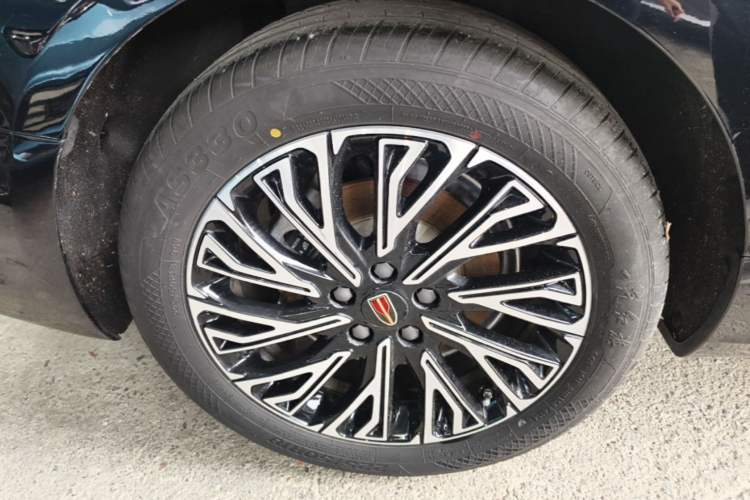 Used Hongqi H5 2025 2.0T Automatic Flag Edition – 500 000 Units Commemorative Version Right Rear Wheel Hub
