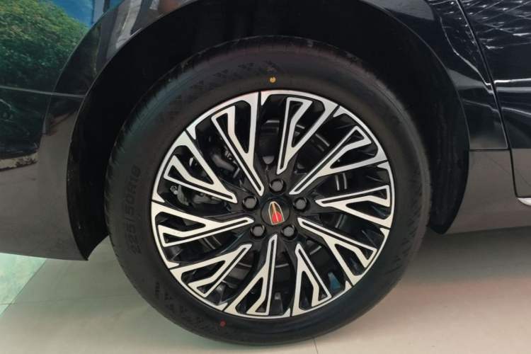 Used Hongqi H5 2025 2.0T Automatic Flag Edition – 500 000 Units Commemorative Version Right Rear Wheel Hub
