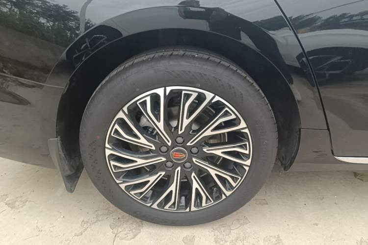 Used Hongqi H5 2025 2.0T Automatic Flag Edition – 500 000 Units Commemorative Version Right Rear Wheel Hub
