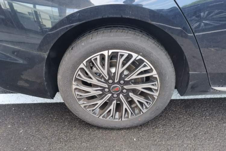 Used Hongqi H5 2025 2.0T Automatic Flag Edition – 500 000 Units Commemorative Version Right Rear Wheel Hub