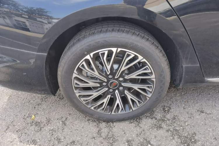 Used Hongqi H5 2025 2.0T Automatic Flag Edition – 500 000 Units Commemorative Version Right Rear Wheel Hub