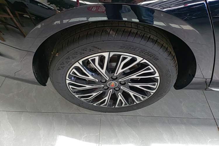 Used Hongqi H5 2025 2.0T Automatic Flag Edition – 500 000 Units Commemorative Version Right Rear Wheel Hub