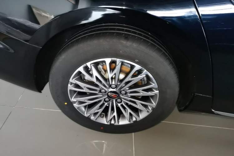 Used Hongqi H5 2025 1.5T DCT Qiyun 500 000th Unit Commemorative Edition Right Rear Wheel Hub