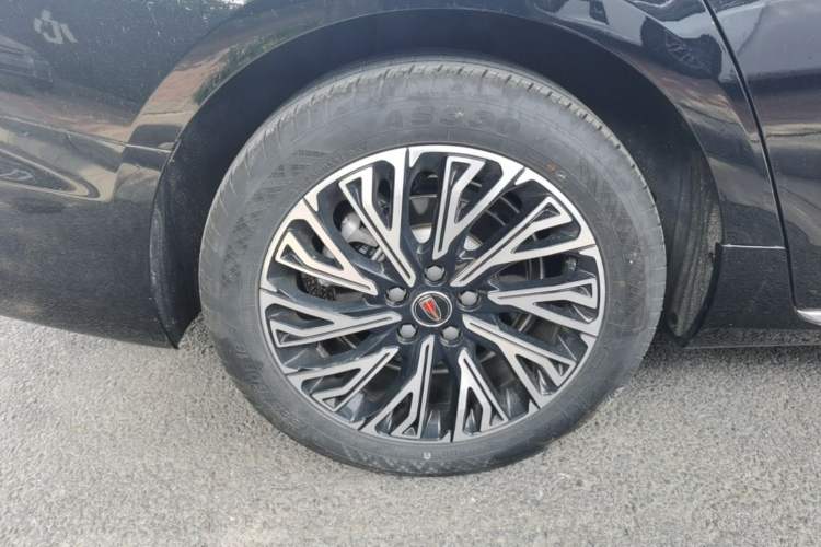 Used Hongqi H5 2025 2.0T Automatic Flag Edition – 500 000 Units Commemorative Version Right Rear Wheel Hub