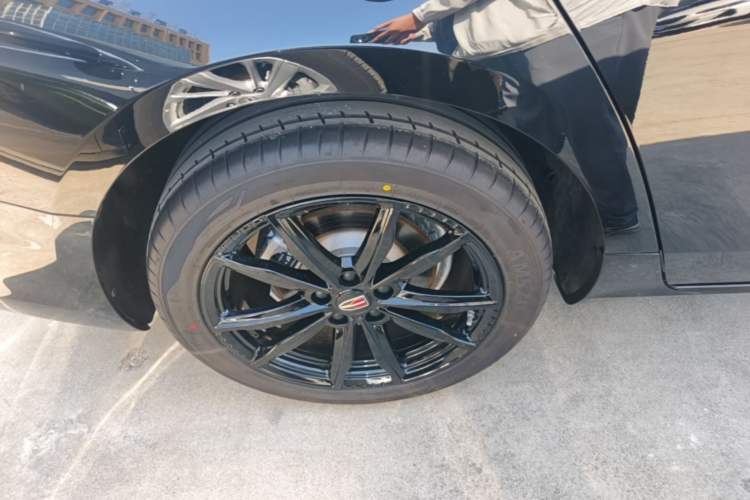 Used Hongqi H5 2025 2.0T Automatic Xuan Ying Edition Right Rear Wheel Hub