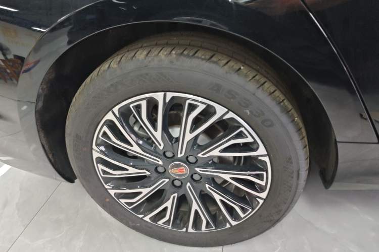 Used Hongqi H5 2025 2.0T Automatic Flag Edition – 500 000 Units Commemorative Version Right Rear Wheel Hub