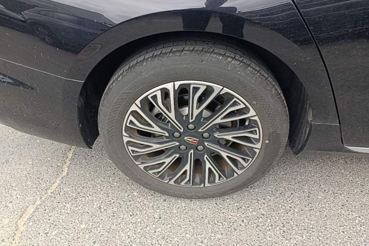 Used Hongqi H5 2025 2.0T Automatic Flag Edition – 500 000 Units Commemorative Version Right Rear Wheel Hub