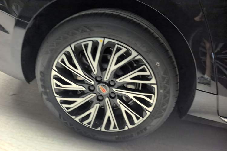 Used Hongqi H5 2025 2.0T Automatic Flag Edition – 500 000 Units Commemorative Version Right Rear Wheel Hub