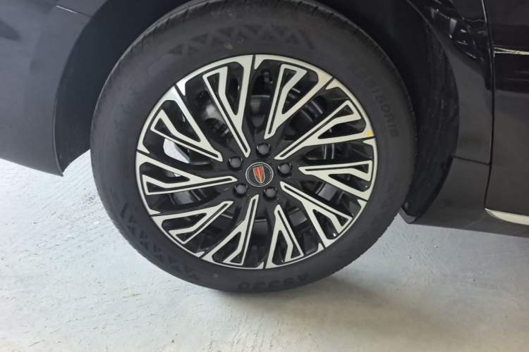 Used Hongqi H5 2025 2.0T Automatic Flag Edition – 500 000 Units Commemorative Version Right Rear Wheel Hub
