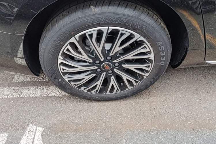 Used Hongqi H5 2025 2.0T Automatic Flag Edition – 500 000 Units Commemorative Version Right Rear Wheel Hub