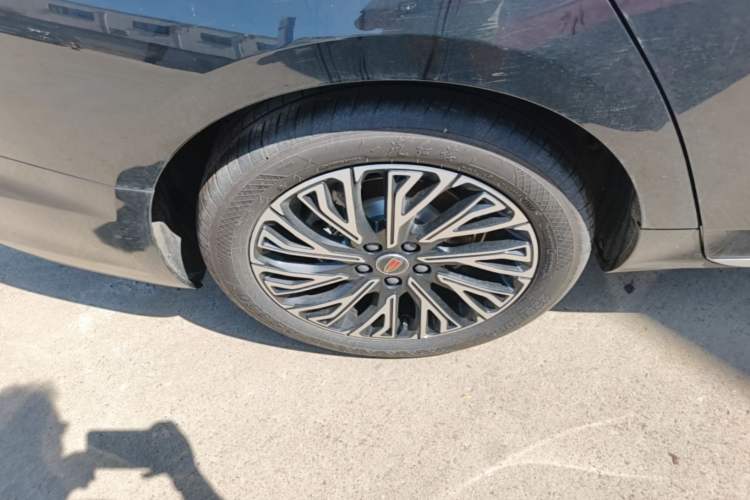 Used Hongqi H5 2025 2.0T Automatic Flag Edition – 500 000 Units Commemorative Version Right Rear Wheel Hub