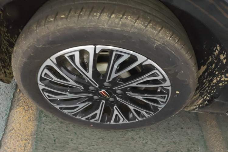 Used Hongqi H5 2025 2.0T Automatic Flag Edition – 500 000 Units Commemorative Version Right Rear Wheel Hub