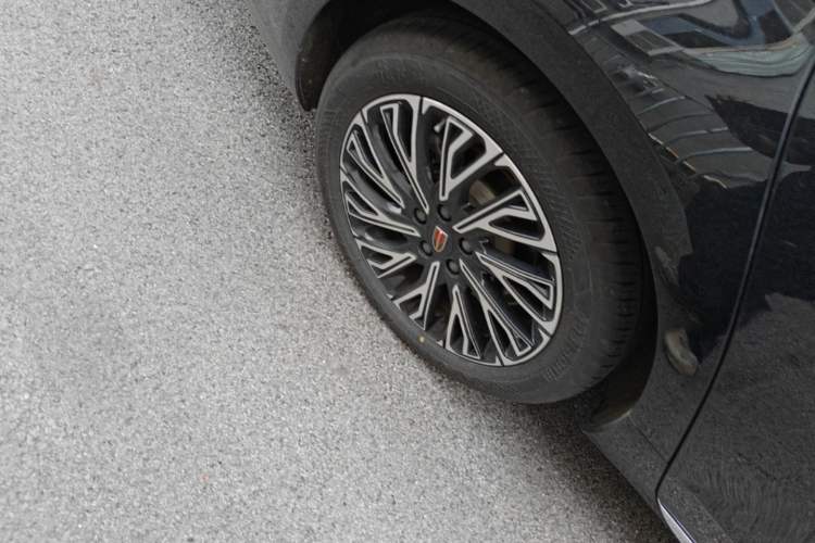 Used Hongqi H5 2025 2.0T Automatic Flag Edition – 500 000 Units Commemorative Version Right Rear Wheel Hub