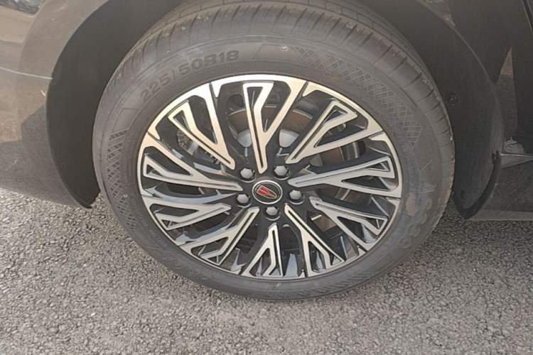 Used Hongqi H5 2025 2.0T Automatic Flag Edition – 500 000 Units Commemorative Version Right Rear Wheel Hub