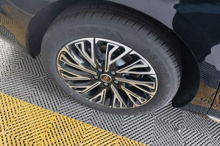 Used Hongqi H5 2025 2.0T Automatic Flag Edition – 500 000 Units Commemorative Version Right Rear Wheel Hub