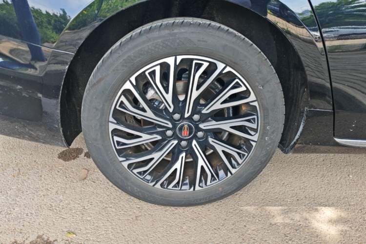 Used Hongqi H5 2025 2.0T Automatic Flag Edition – 500 000 Units Commemorative Version Right Rear Wheel Hub