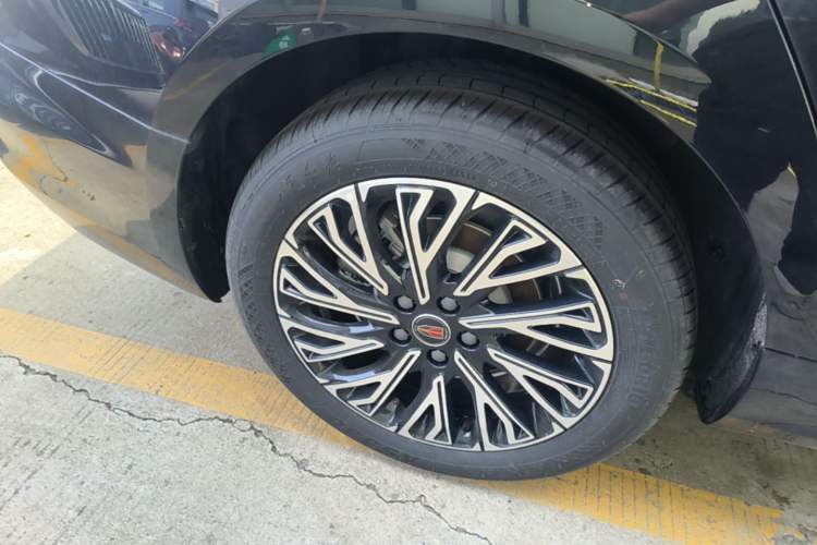 Used Hongqi H5 2025 2.0T Automatic Flag Edition – 500 000 Units Commemorative Version Right Rear Wheel Hub