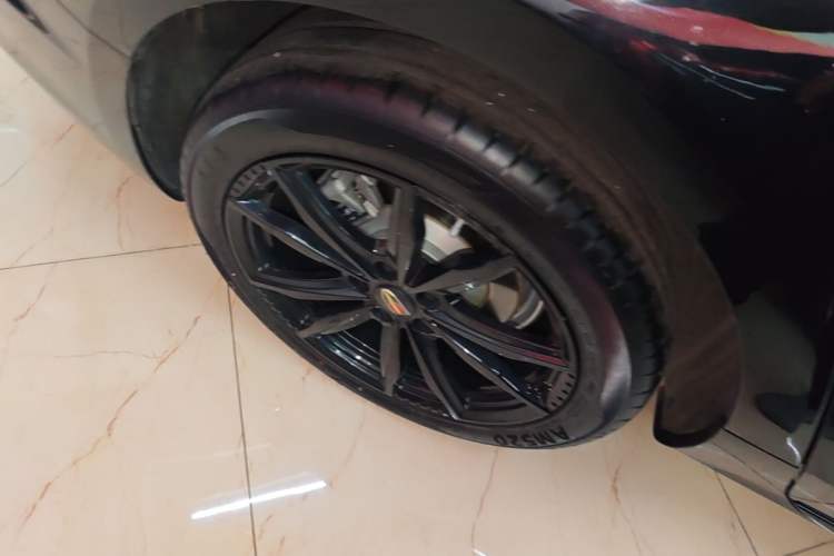 Used Hongqi H5 2025 2.0T Automatic Xuan Ying Edition Right Rear Wheel Hub