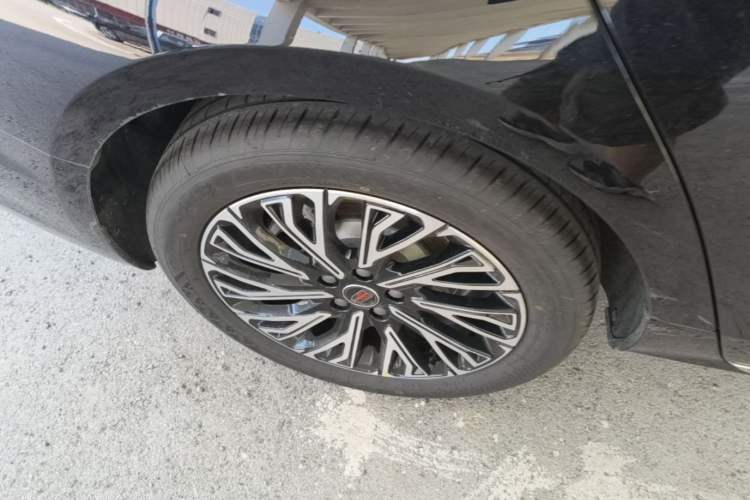 Used Hongqi H5 2025 2.0T Automatic Flag Edition – 500 000 Units Commemorative Version Right Rear Wheel Hub