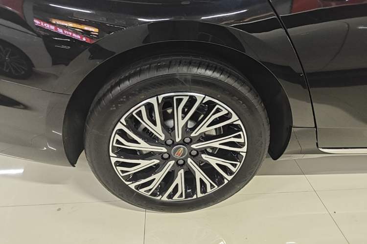 Used Hongqi H5 2025 2.0T Automatic Flag Edition – 500 000 Units Commemorative Version Right Rear Wheel Hub