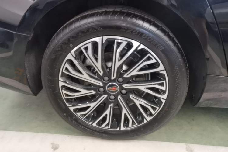 Used Hongqi H5 2025 2.0T Automatic Flag Edition – 500 000 Units Commemorative Version Right Rear Wheel Hub