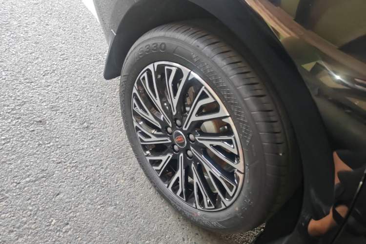 Used Hongqi H5 2025 2.0T Automatic Flag Edition – 500 000 Units Commemorative Version Right Rear Wheel Hub