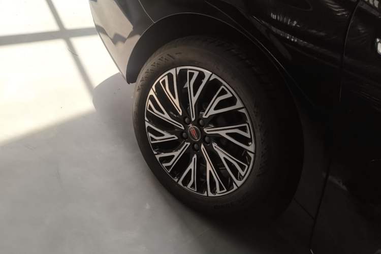 Used Hongqi H5 2025 2.0T Automatic Flag Edition – 500 000 Units Commemorative Version Right Rear Wheel Hub