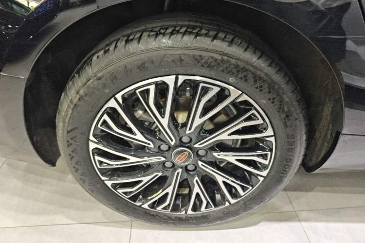 Used Hongqi H5 2025 2.0T Automatic Flag Edition – 500 000 Units Commemorative Version Right Rear Wheel Hub
