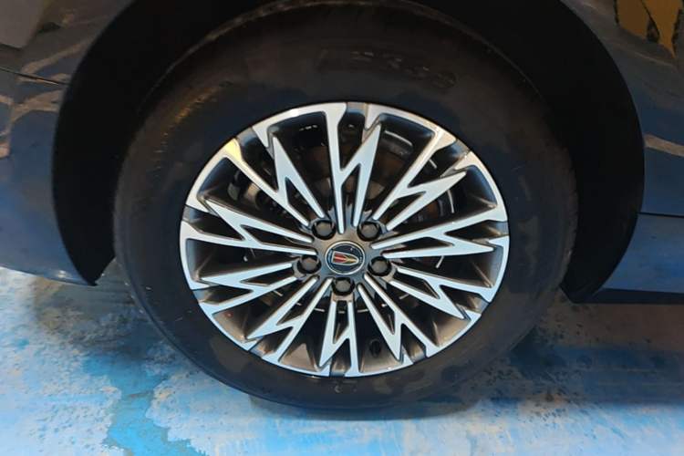 Used Hongqi H5 2025 1.5T DCT Qiyun 500 000th Unit Commemorative Edition Right Rear Wheel Hub