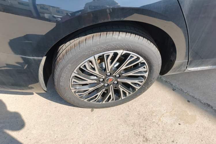 Used Hongqi H5 2025 2.0T Automatic Flag Edition – 500 000 Units Commemorative Version Right Rear Wheel Hub