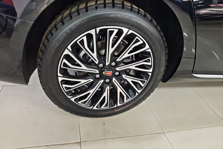Used Hongqi H5 2025 2.0T Automatic Flag Edition – 500 000 Units Commemorative Version Right Rear Wheel Hub