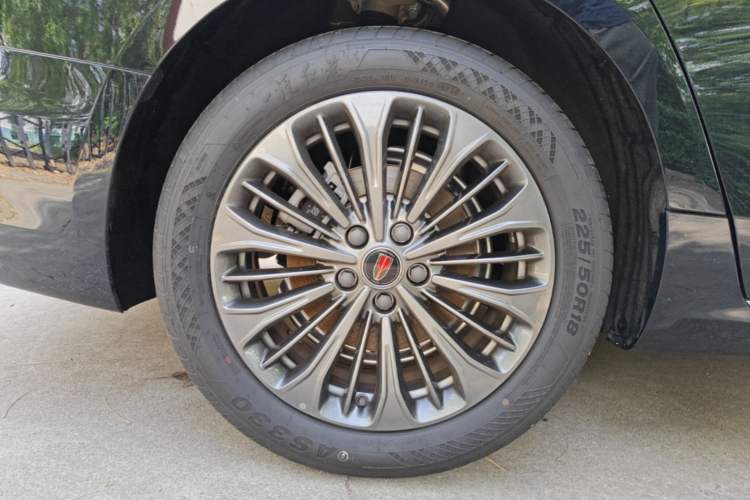 Used Hongqi H5 2025 2.0T Automatic Flag Edition – 500 000 Units Commemorative Version Right Rear Wheel Hub