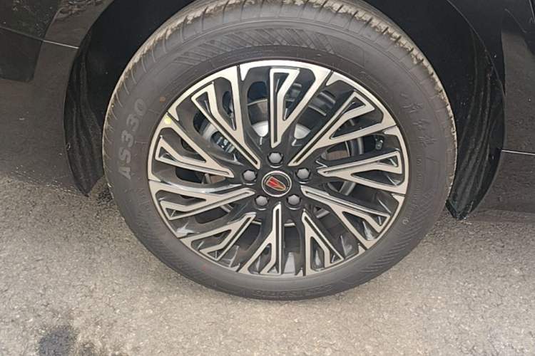 Used Hongqi H5 2025 2.0T Automatic Flag Edition – 500 000 Units Commemorative Version Right Rear Wheel Hub