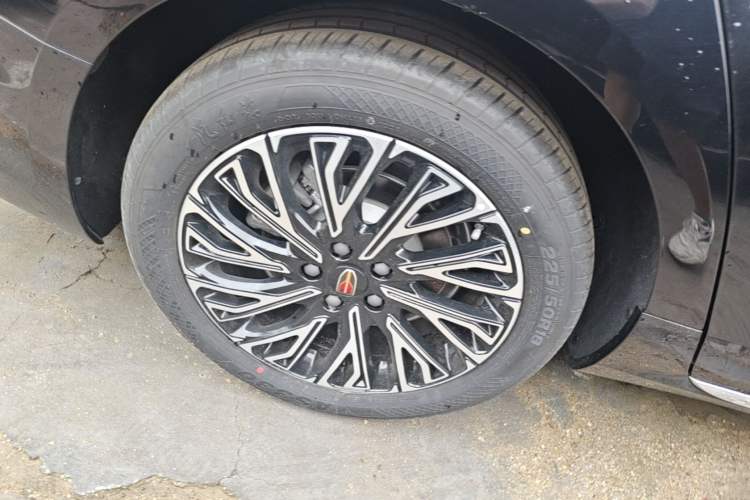 Used Hongqi H5 2025 2.0T Automatic Flag Edition – 500 000 Units Commemorative Version Right Rear Wheel Hub