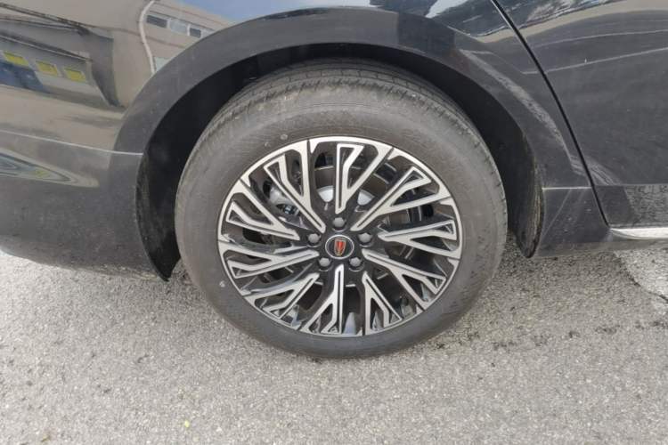 Used Hongqi H5 2025 2.0T Automatic Flag Edition – 500 000 Units Commemorative Version Right Rear Wheel Hub