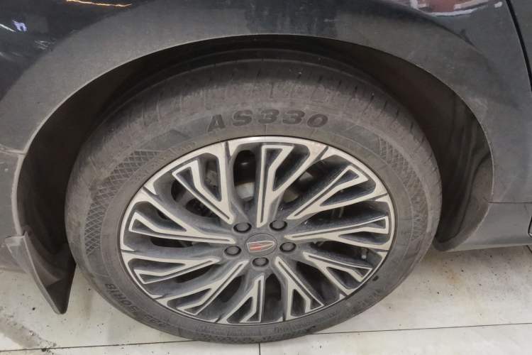 Used Hongqi H5 2025 2.0T Automatic Flag Edition – 500 000 Units Commemorative Version Right Rear Wheel Hub