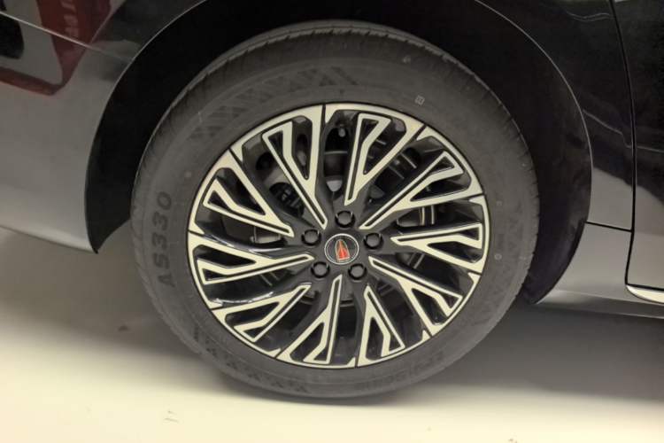 Used Hongqi H5 2025 2.0T Automatic Flag Edition – 500 000 Units Commemorative Version Right Rear Wheel Hub
