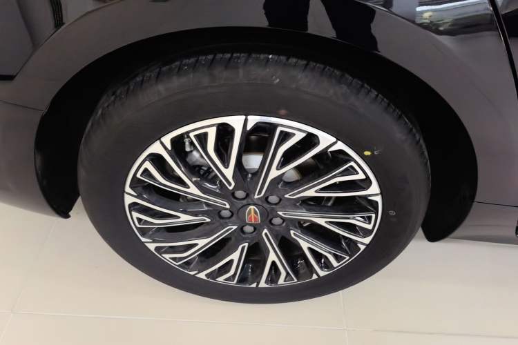 Used Hongqi H5 2025 2.0T Automatic Flag Edition – 500 000 Units Commemorative Version Right Rear Wheel Hub