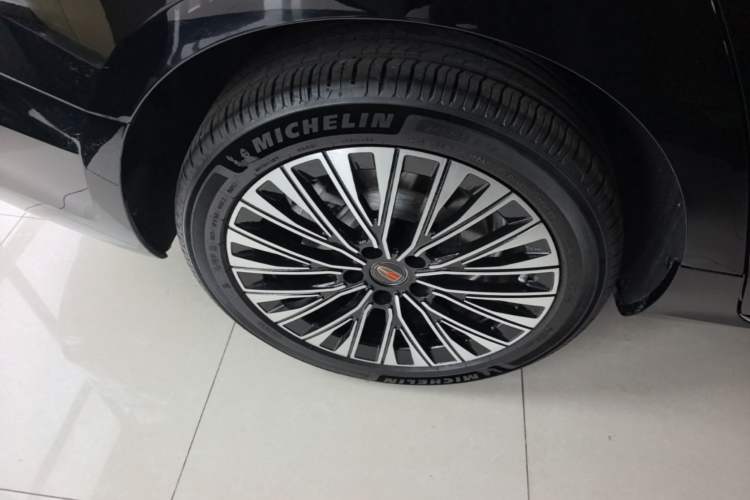 Used Hongqi H5 2025 2.0T Automatic Flag Edition – 500 000 Units Commemorative Version Right Rear Wheel Hub