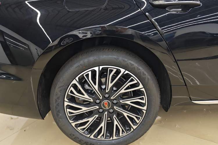 Used Hongqi H5 2025 2.0T Automatic Flag Edition – 500 000 Units Commemorative Version Right Rear Wheel Hub