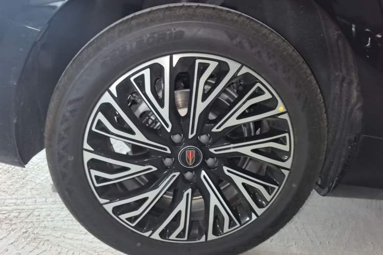 Used Hongqi H5 2025 2.0T Automatic Flag Edition – 500 000 Units Commemorative Version Right Rear Wheel Hub