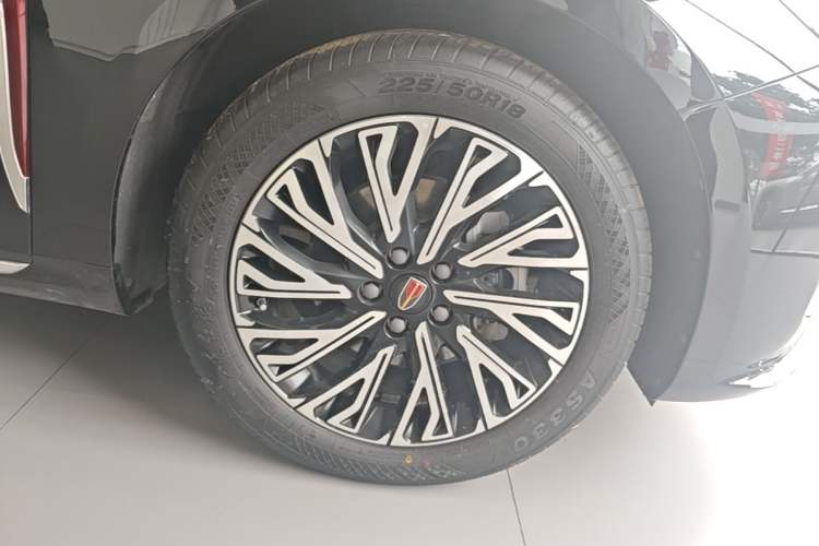 Used Hongqi H5 2025 2.0T Automatic Flag Edition – 500 000 Units Commemorative Version Right Rear Wheel Hub