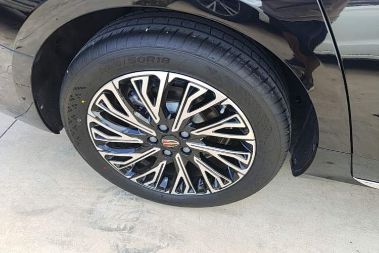 Used Hongqi H5 2025 2.0T Automatic Flag Edition – 500 000 Units Commemorative Version Right Rear Wheel Hub