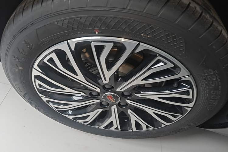 Used Hongqi H5 2025 2.0T Automatic Flag Edition – 500 000 Units Commemorative Version Right Rear Wheel Hub