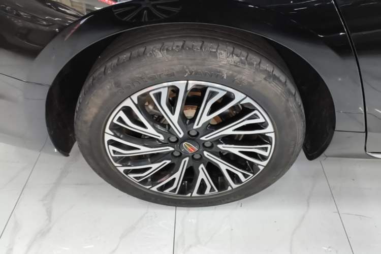 Used Hongqi H5 2025 2.0T Automatic Flag Edition – 500 000 Units Commemorative Version Right Rear Wheel Hub