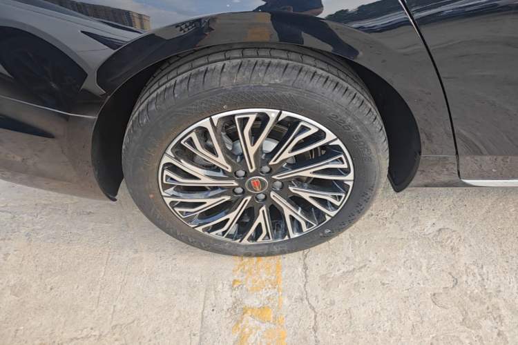 Used Hongqi H5 2025 2.0T Automatic Flag Edition – 500 000 Units Commemorative Version Right Rear Wheel Hub