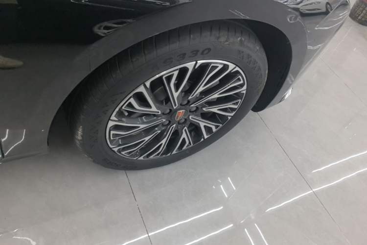 Used Hongqi H5 2025 2.0T Automatic Flag Edition – 500 000 Units Commemorative Version Right Rear Wheel Hub