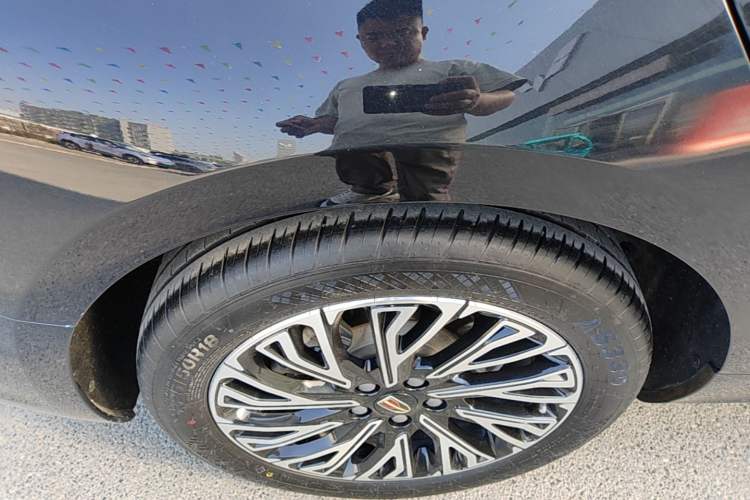 Used Hongqi H5 2025 2.0T Automatic Flag Edition – 500 000 Units Commemorative Version Right Rear Wheel Hub