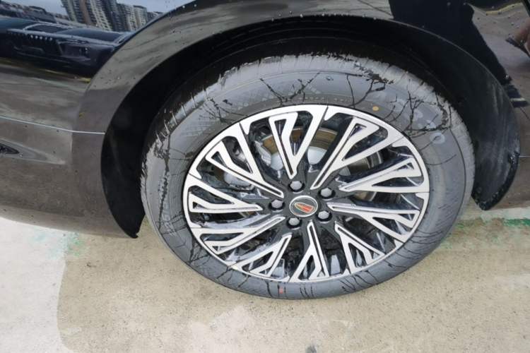 Used Hongqi H5 2025 2.0T Automatic Flag Edition – 500 000 Units Commemorative Version Right Rear Wheel Hub