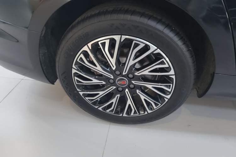 Used Hongqi H5 2025 2.0T Automatic Flag Edition – 500 000 Units Commemorative Version Right Rear Wheel Hub